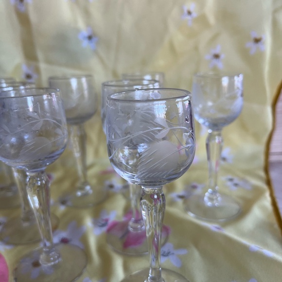 Set of 12 GORGEOUS Vintage Etched Cordial Glasses - EUC - Picture 4 of 5